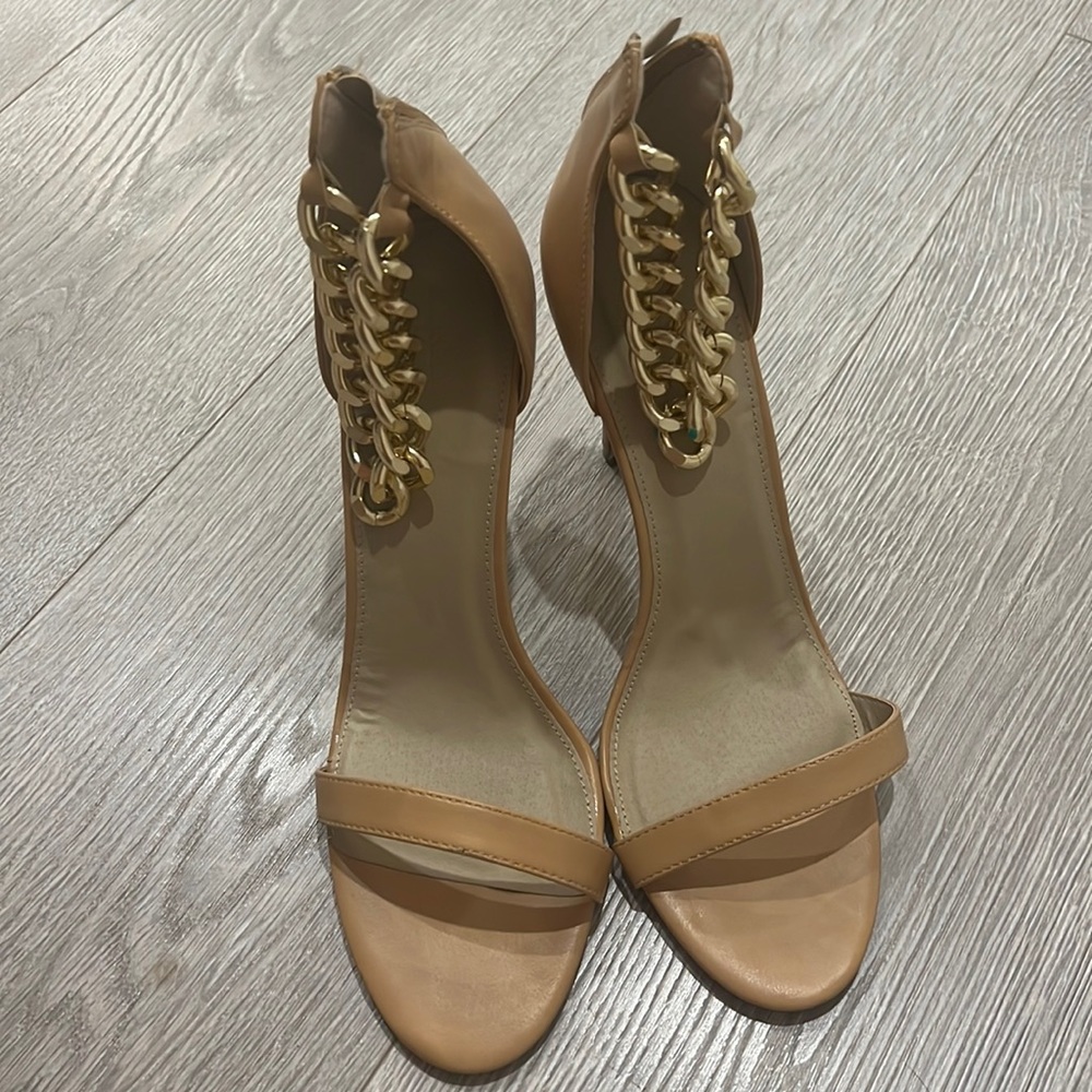 Vici tan pumps with open toe and gold ankle chain straps